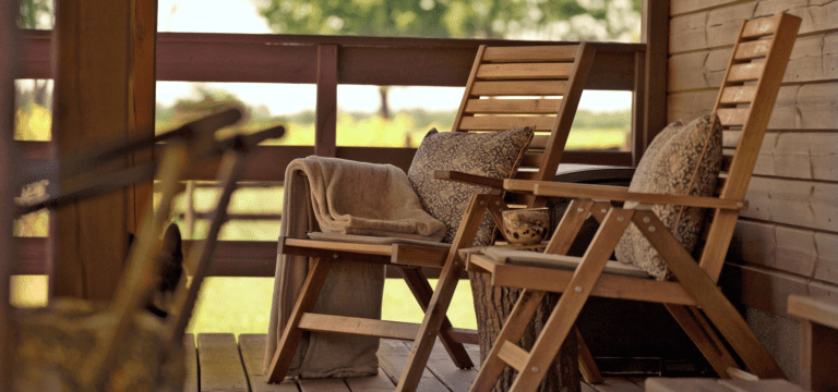 Pod Brzozami - dwa fotele stojące na tarasie